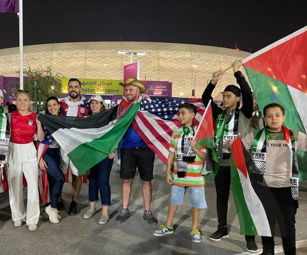 حمایت هواداران تیم ملی فوتبال آمریکا از ملت فلسطین+ تصاویر